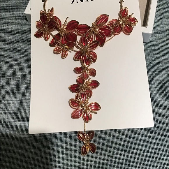 ZARA Beautiful Necklace ,Floral with Red & Gold Tone. New🌺🌺🌺🌺🌺🌺🌺🌺🌺🌺🌺 - Picture 4 of 6